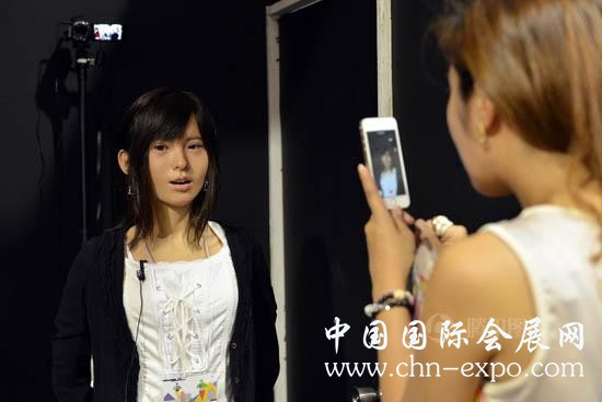 日本展出高仿生女性机器人 肌肤高度逼真（图）