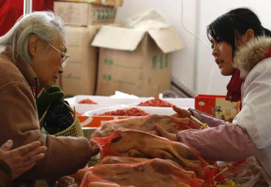 上海新春农副产品大联展创办于2002年，因为由政府牵头主办，且货真价实，自此成为全国年货市场的一个品牌。 澎湃资料