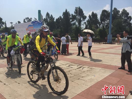 图为南博会城市志愿者骑行宣传南博会 马骞 摄 图为南博会城市志愿者骑行宣传南博会 马骞 摄