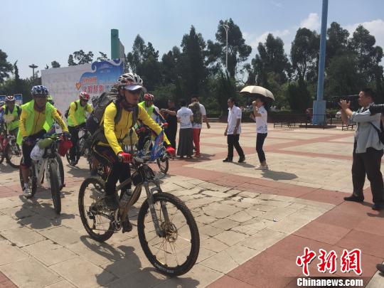 图为南博会城市志愿者骑行宣传南博会 马骞 摄