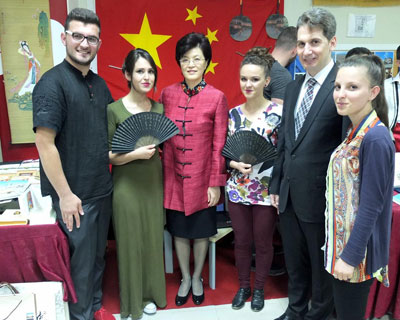 姜大使在会见中表示,中阿民间友好基础深厚,两国的传统友谊应通过年轻一代传承发扬。中阿两国在深化政治、外交关系,拓展经贸合作的同时,也应大力开展文化、教育、青年等人文领域的交流,增进人民友好,夯实双边关系基础。