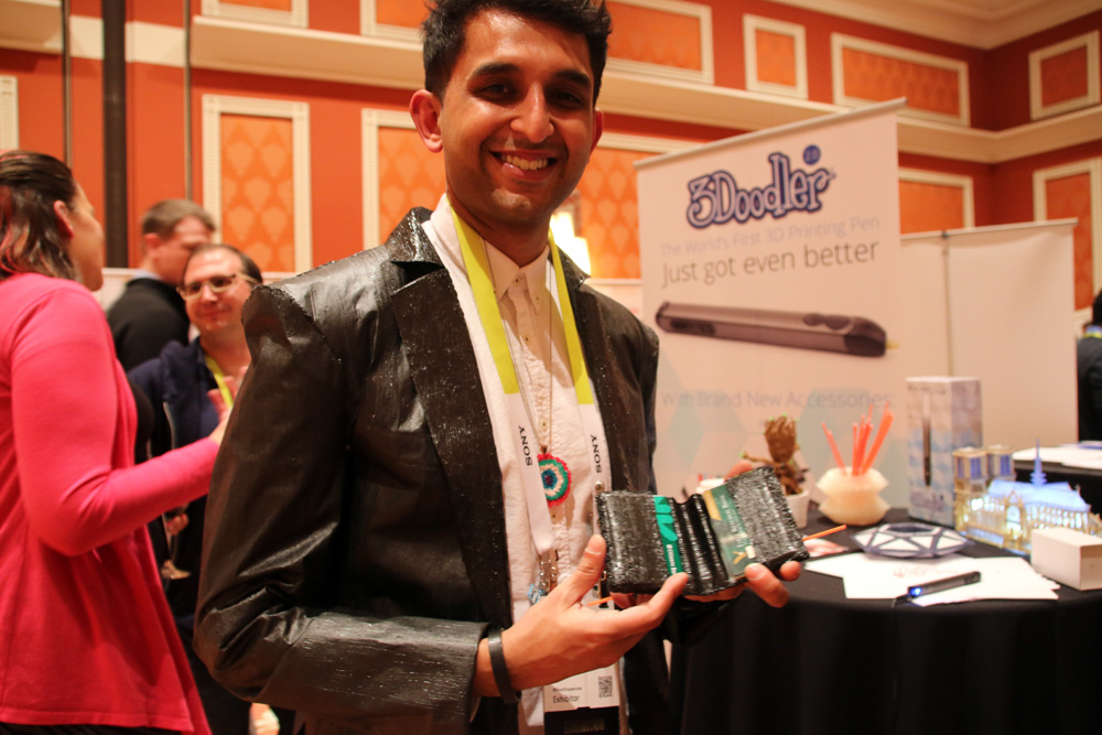 3Doodler-3D-prints-a-jacket-and-wallet-at-CES-2015